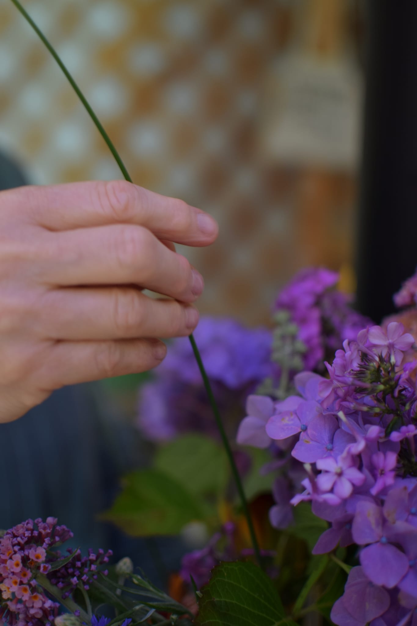 Handen schikken een boeket veldbloemen