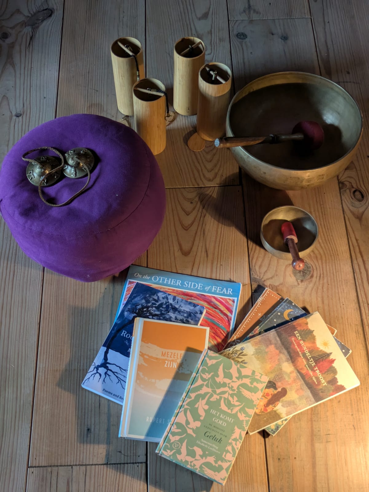 Patricia leest een dichtbundel in de yurt
