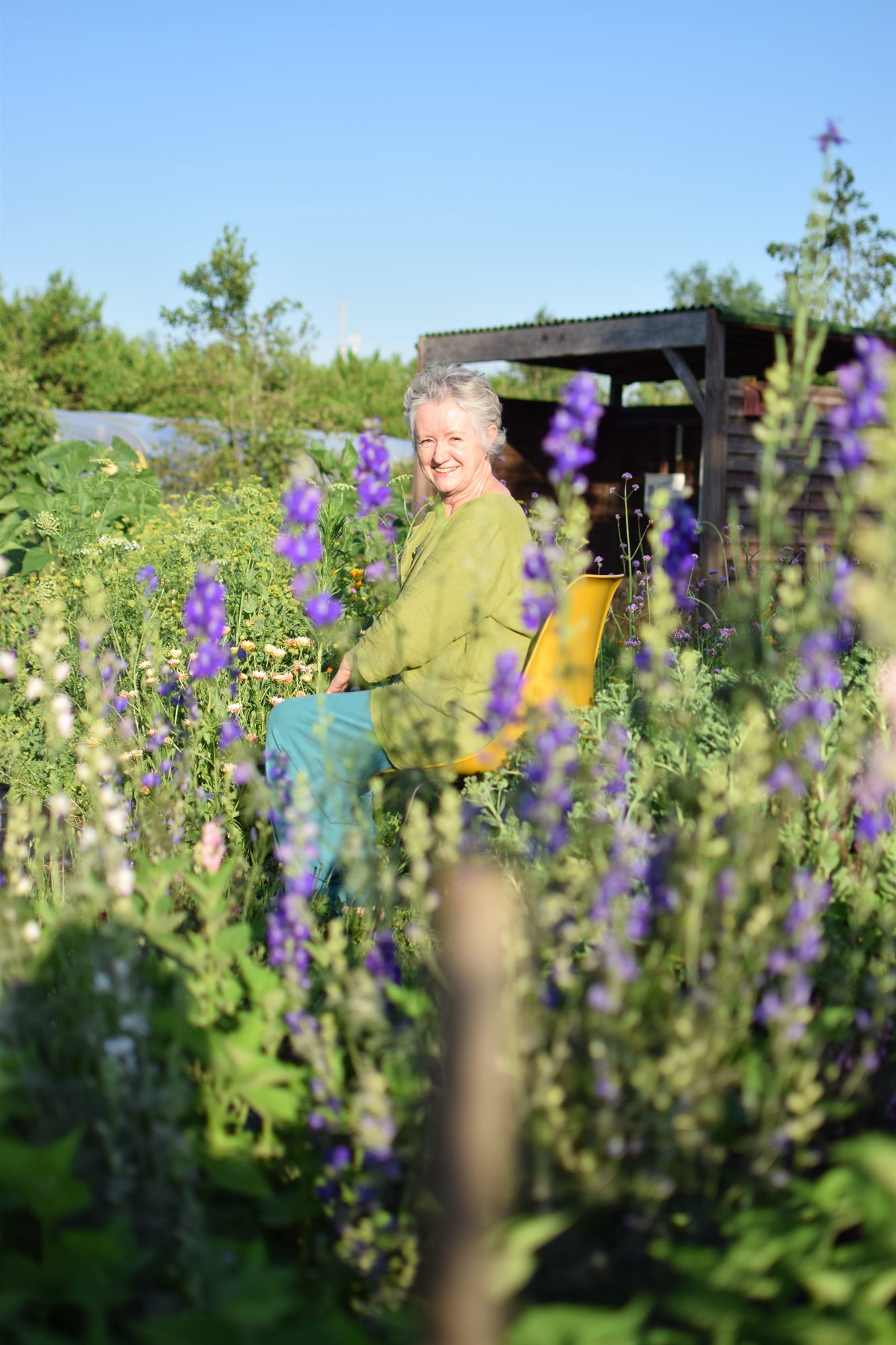 De docente schikt een boeket veldbloemen in de yurt